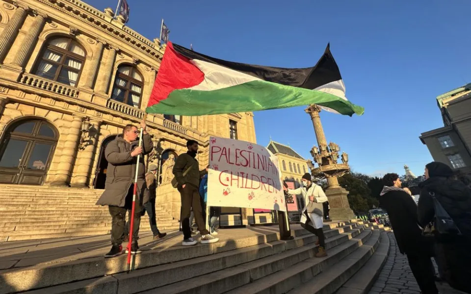 Na náměstí Jana Palacha se sešlo přes 200 lidí podporujících Palestinu
