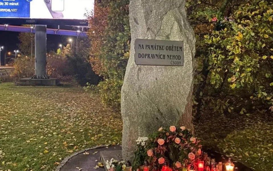 Lidé si u památníku na nultém kilometru D1 v Praze připomněli oběti dopravních nehod