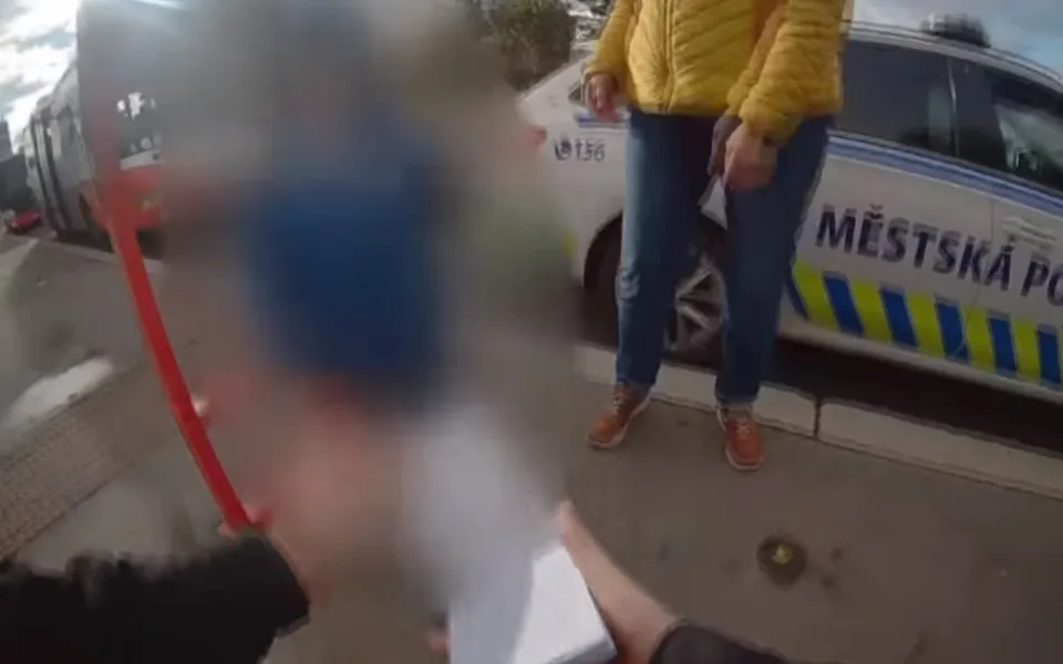 VIDEO: Čtyřletý chlapeček nenastoupil do autobusu. Máma si ho na zastávce vyzvedla za čtyřicet minut