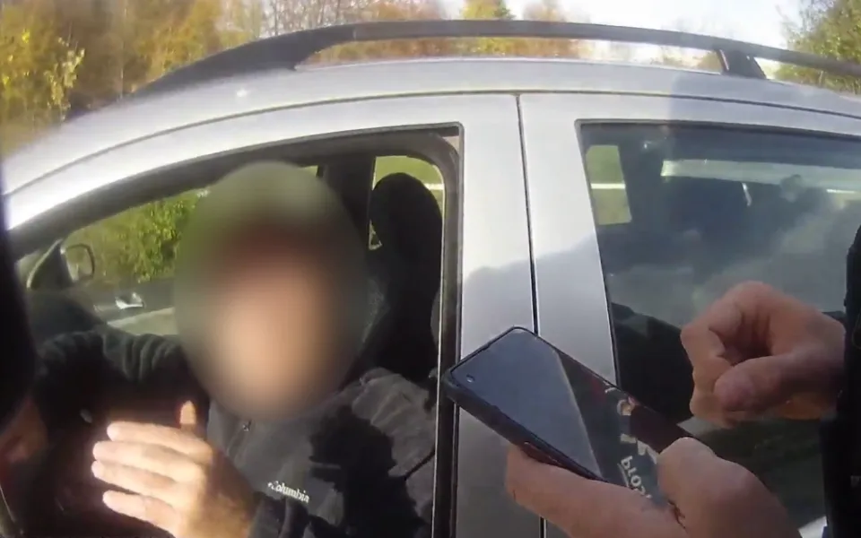 Muž chtěl, aby ho policisté pustili.