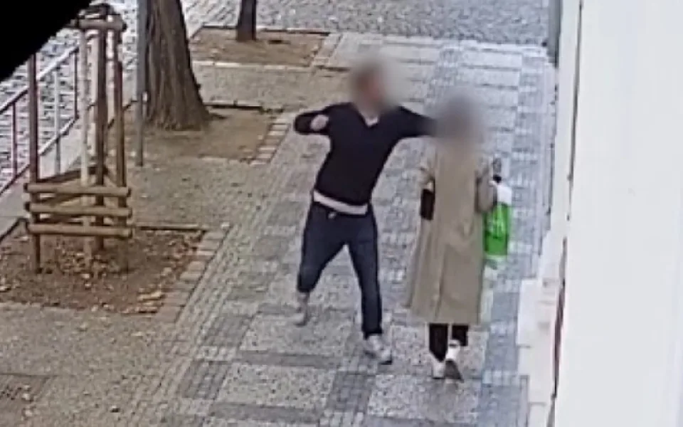Rapper, který bezdůvodně napadal ženy v Praze, má zřejmě na svědomí až devět útoků