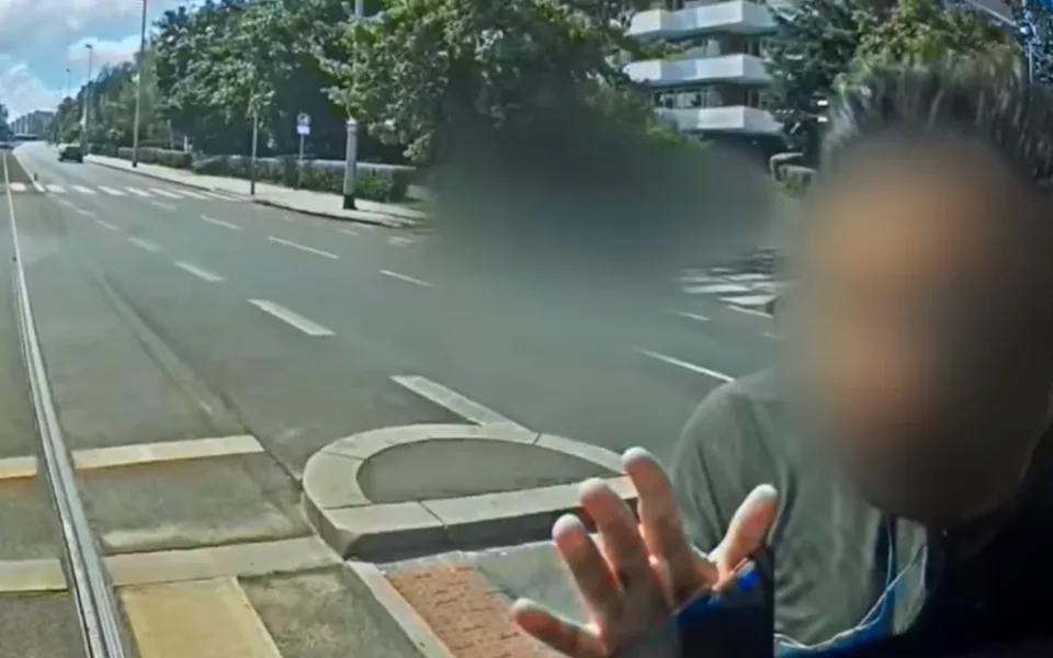 VIDEO: Dopravní podnik zveřejnil děsivé video, na kterém chodec vejde před rozjetou tramvaj