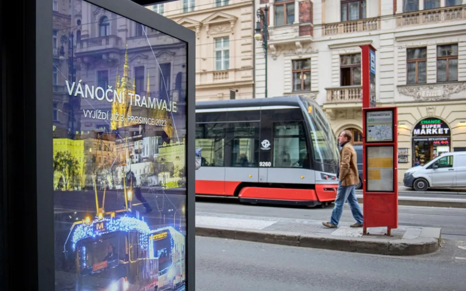Vysílání lidé uvidí třeba na přístřešku na zastávce Staroměstská.