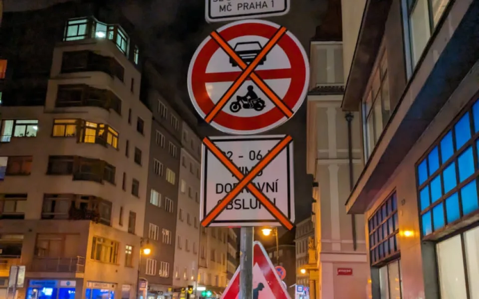 Značky podle opozice přelepili nezákonně.