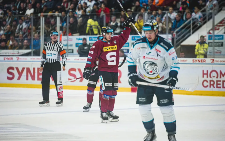 Sparta po přestřelce vyhrála v Liberci a z druhého místa dál stíhá vedoucí Pardubice