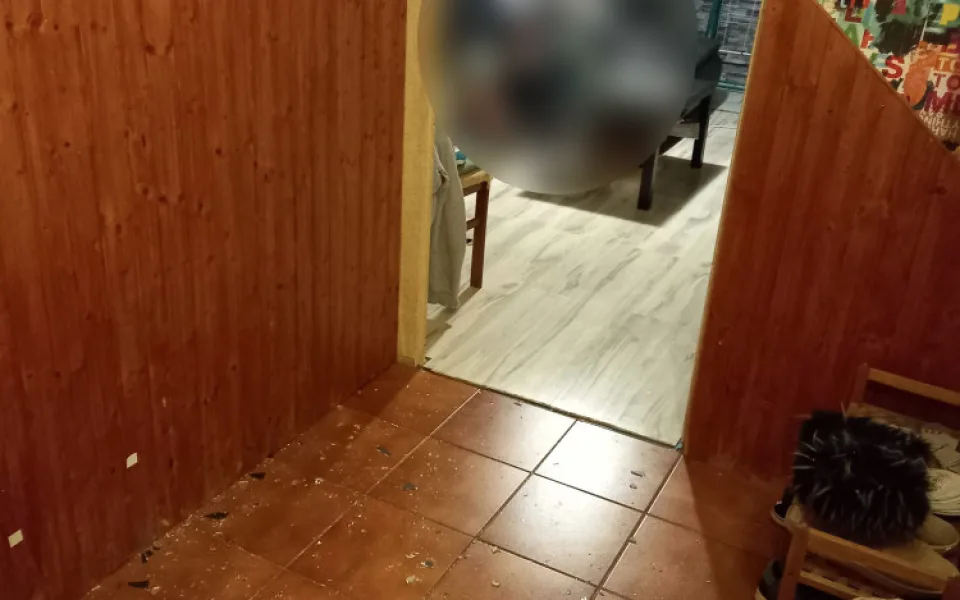 Žena řekla nájemníkovi, ať se vystěhuje. Ten zničil byt kovou tyčí a ženu zranil