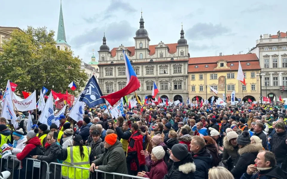 VIDEO: Protestující lidé zaplnili Malostranské náměstí. Blokují dopravu v centru Prahy