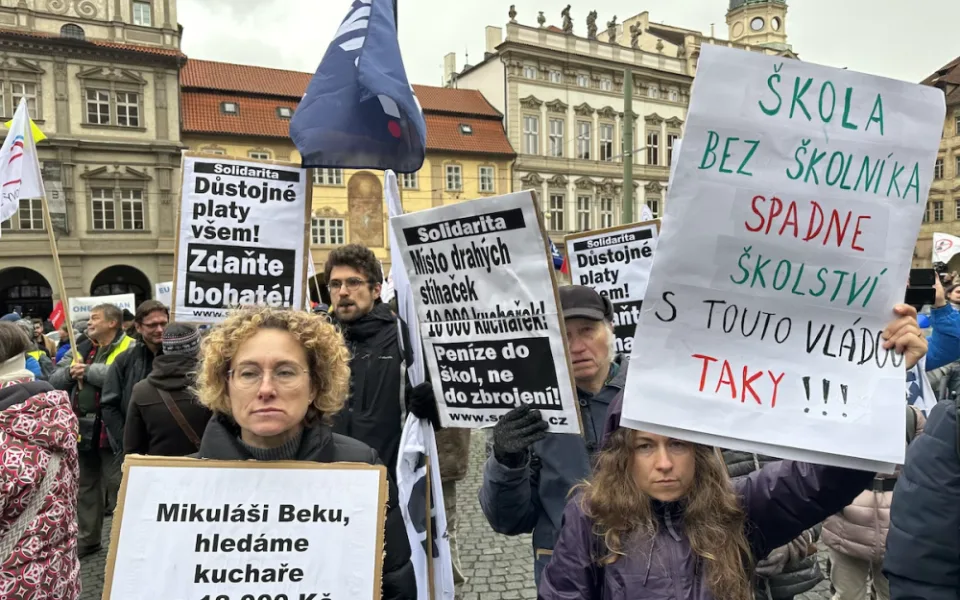 FOTOGALERIE: Gulášová polévka, komunistky i výhrůžky. Podívejte se, jak vypadal odborářský protest v Praze