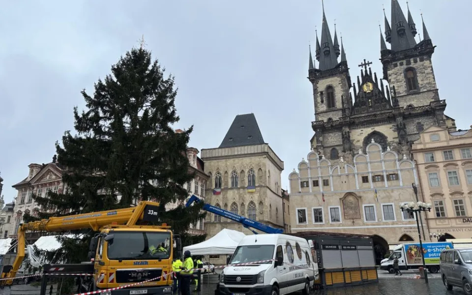 Vánoční strom dorazil do Prahy. Od noci stojí na Staroměstském náměstí
