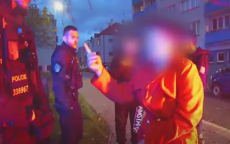VIDEO: Pět tisíc, když nás necháte jet. Cizinka vytrvale nabízela policistům úplatek