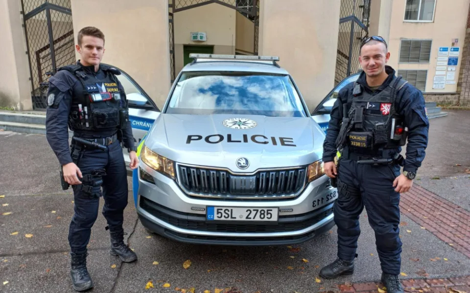 Muž se chtěl zabít kvůli nedoplatku za energie. V tratolišti krve ho našli policisté, kteří mu zachránili život