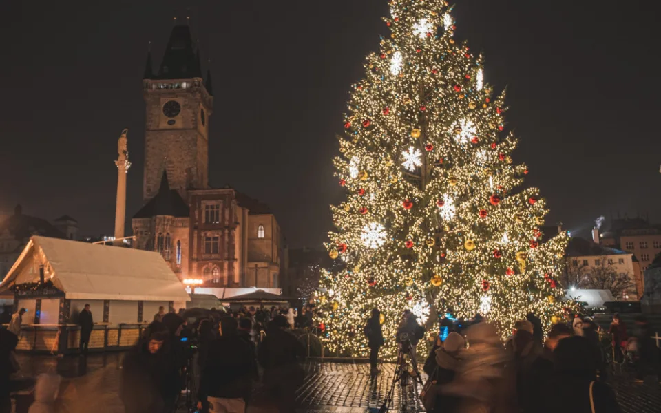 Vánoční strom na Staroměstském náměstí svítí, trhy jsou zahájeny