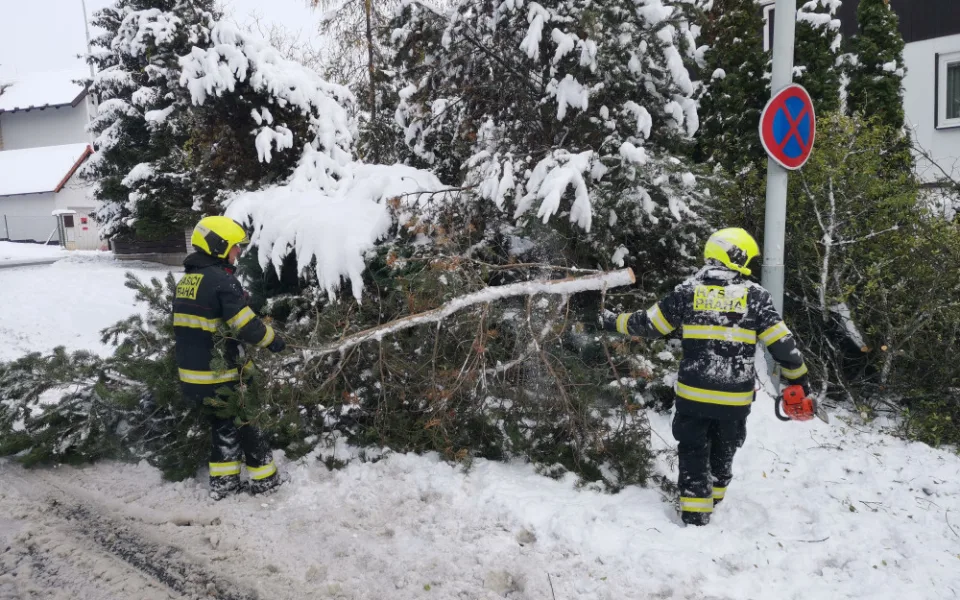 Pražští hasiči od pátku vyjeli k sedmi desítkám zásahů. Na vině je sníh, kterého by mohl ještě přibýt