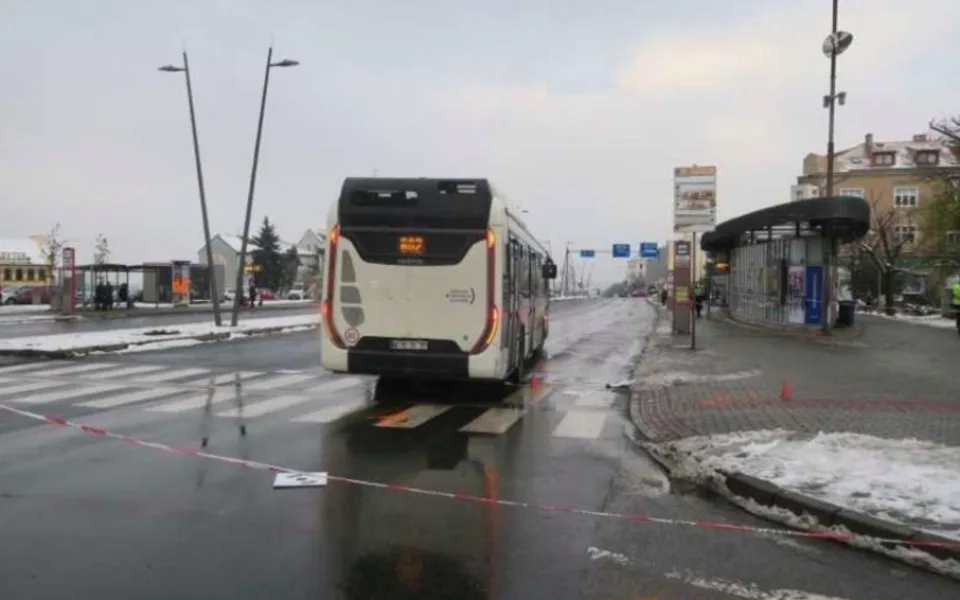 Řidič autobusu na drogách srazil seniorku na přechodu. Hrozí mu čtyři roky ve vězení