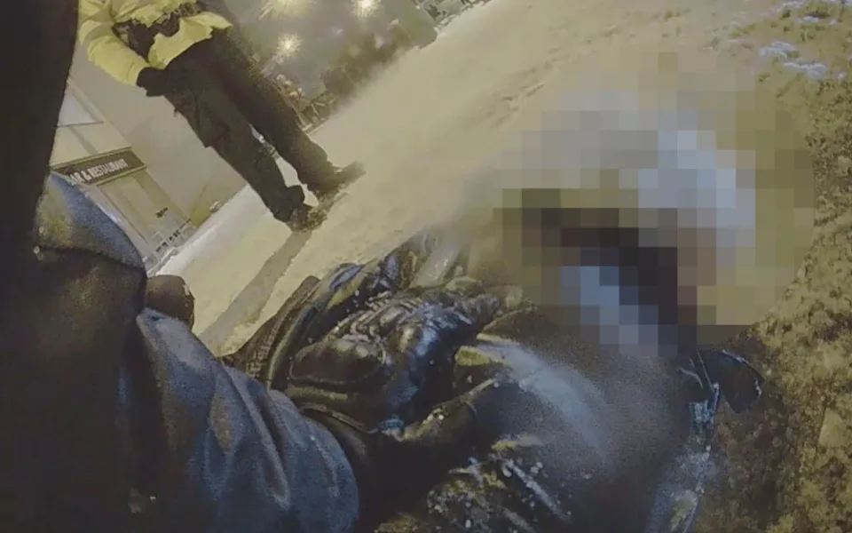 Opilec kazil dětem Mikuláše. Místo čertů si ho odnesli strážníci