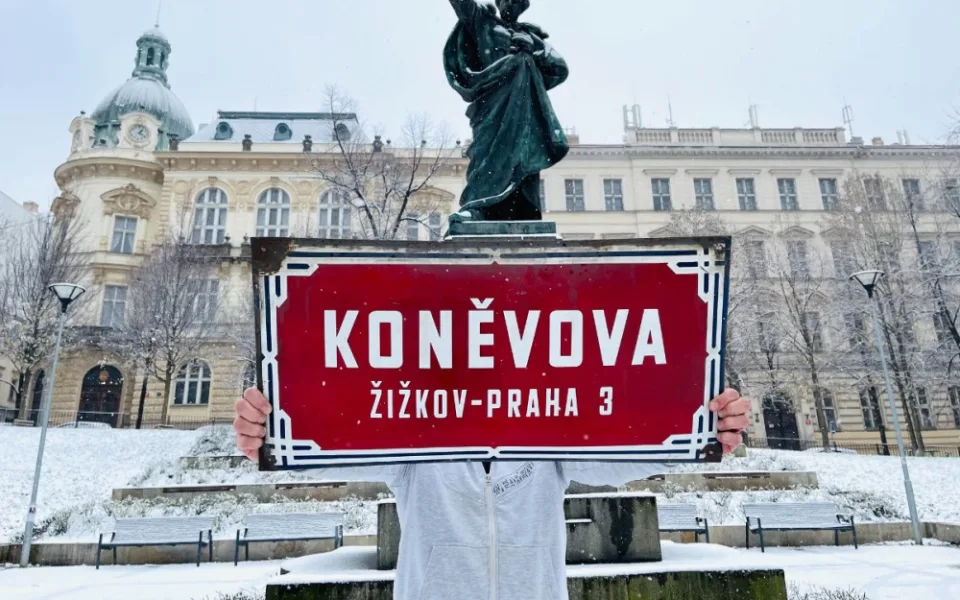 Lidé v dražbě bojují o cedule z Koněvovy ulice. Za kus plechu nabízejí desetitisíce