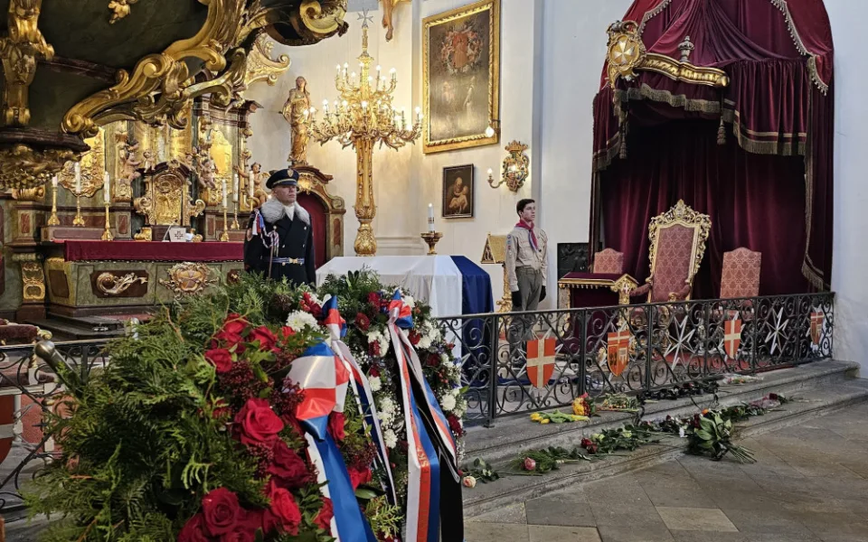 Lidé se loučí se Schwarzenbergem. Přispívají Ukrajině na obranu proti Rusku, jak si přál
