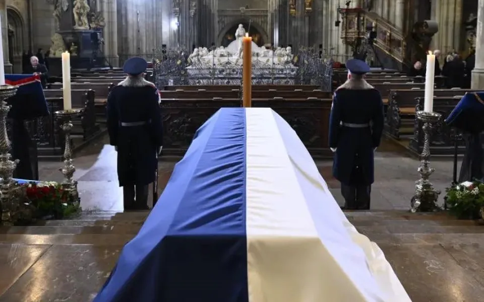Lidé se loučí s Karlem Schwarzenbergem v katedrále sv. Víta