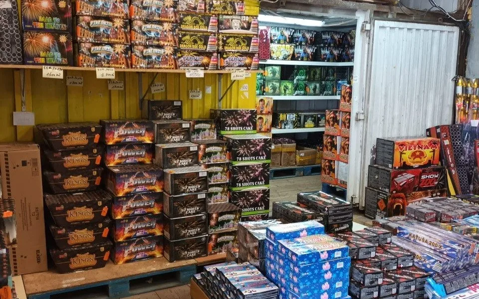 VIDEO: Nebezpečná pyrotechnika, padělky, neoznačené maso. Kontrola v Sapě odhalila přestupky za miliony
