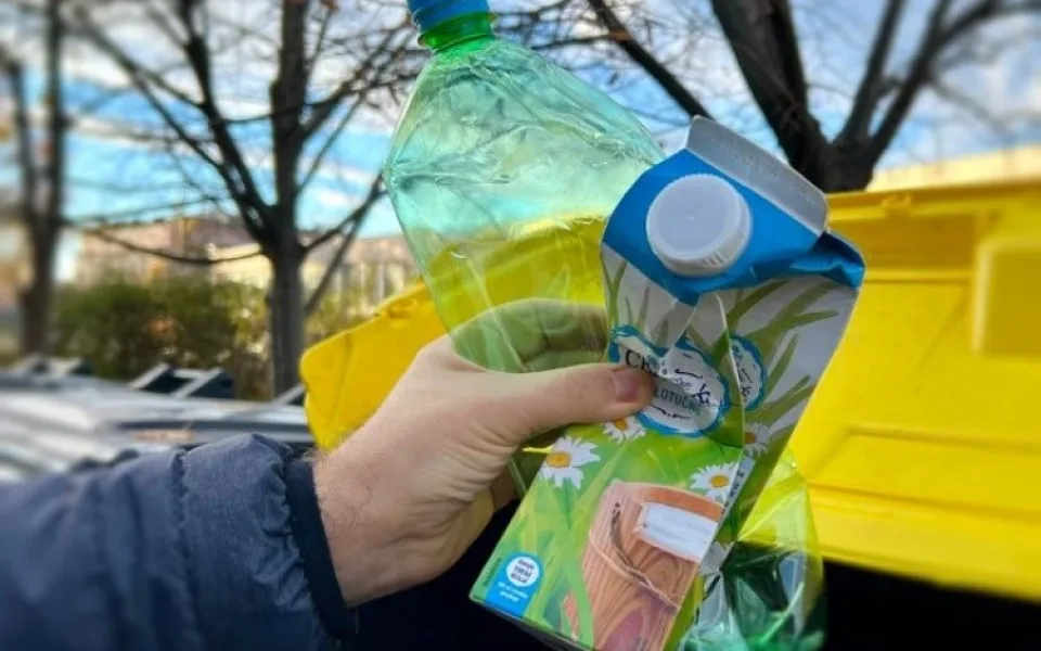 Lidé v Praze mohou nově házet nápojové kartony do kontejnerů na plasty
