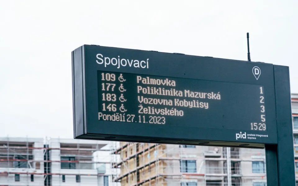Na vybraných zastávkách jsou nově cedule s přesným časem odjezdu. Přibude jich ještě 150