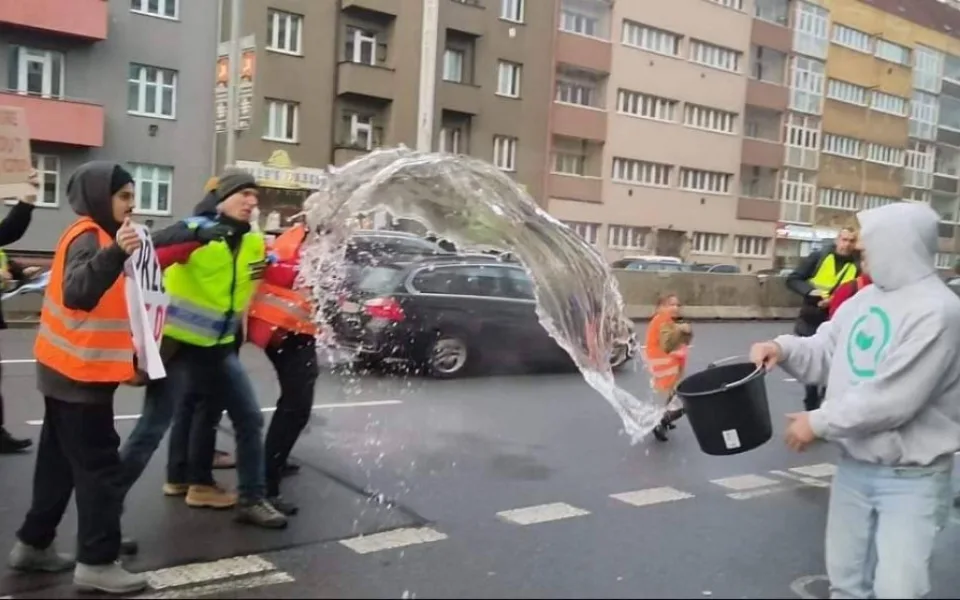 VIDEO: Aktivisté ze strany Svobodných polili vodou třicítkáře blokující dopravu