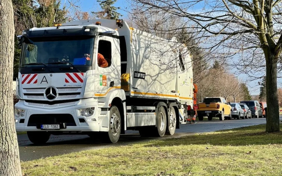 Pražští popeláři testují elektrickou kukačku. Je být tišší, stojí ale dvakrát víc než běžné vozy