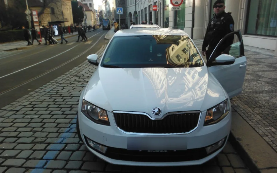 Strážníci odhalili taxikáře s falešnými doklady. Upozornil na sebe nerespektováním zákazu vjezdu