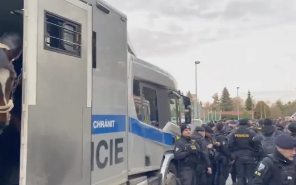 Na místě jsou desítky policistů.