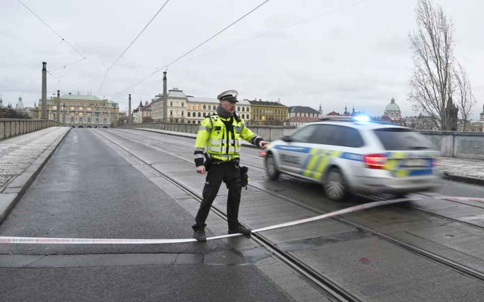 VIDEO: Ve škole v centru Prahy se střílelo, na místě jsou mrtví a desítky zraněných