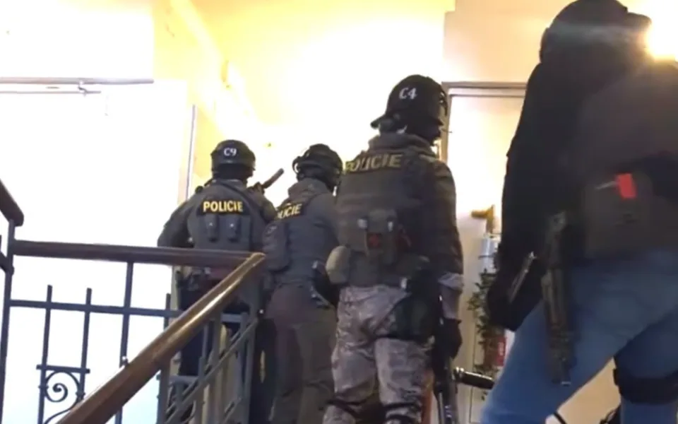 VIDEO: Inspiroval jsem se střelcem, chci také zabíjet, volal muž policii. Přišla si pro něj zásahovka