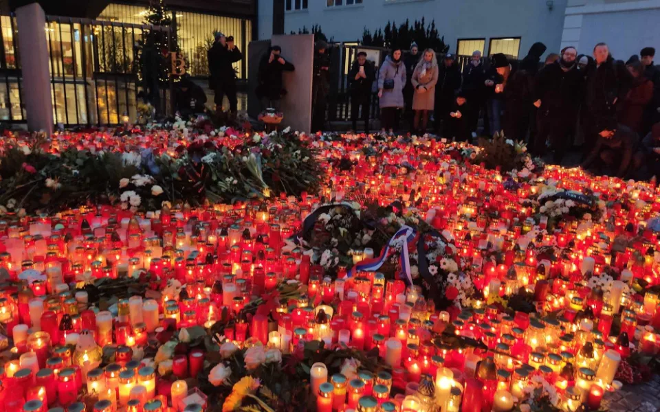 K pietě před Karolinem se připojují tisíce lidí. Univerzita děkuje za projevy podpory