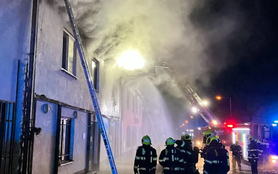 VIDEO: Tragédie na Štědrý den. Při nočním požáru zemřel člověk, další jsou zranění