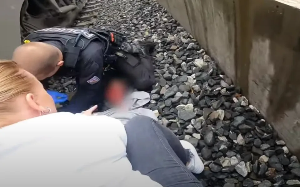 VIDEO: Mladá dívka se chtěla zabít a skočila pod vlak. Život jí zachránili policisté