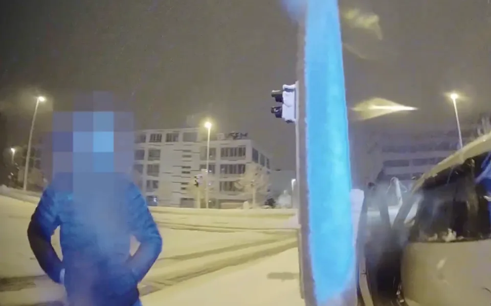 Muž při nehodě naboural i semafor.