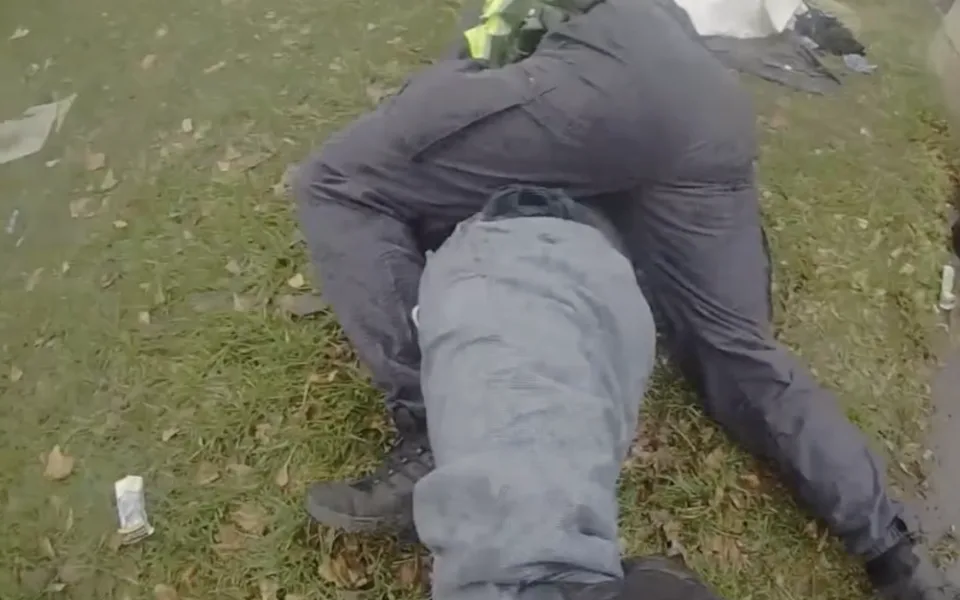 Opilý boxer skončil v poutech.