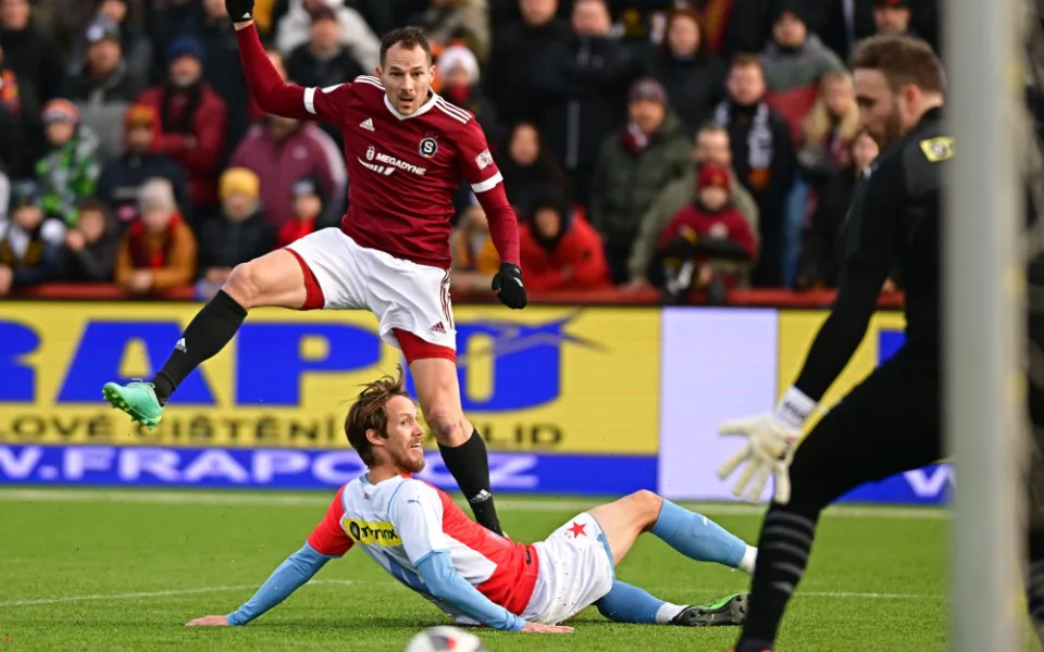 Fotbaloví internacionálové Sparty po obratu vyhráli Silvestrovské derby 3:2