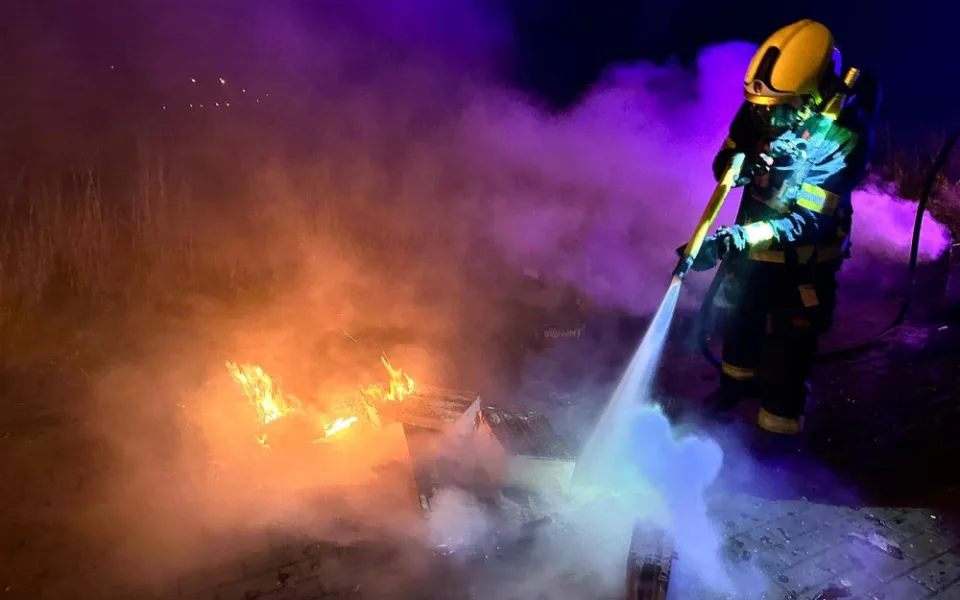 Hořel odpad i zbytky pyrotechniky.