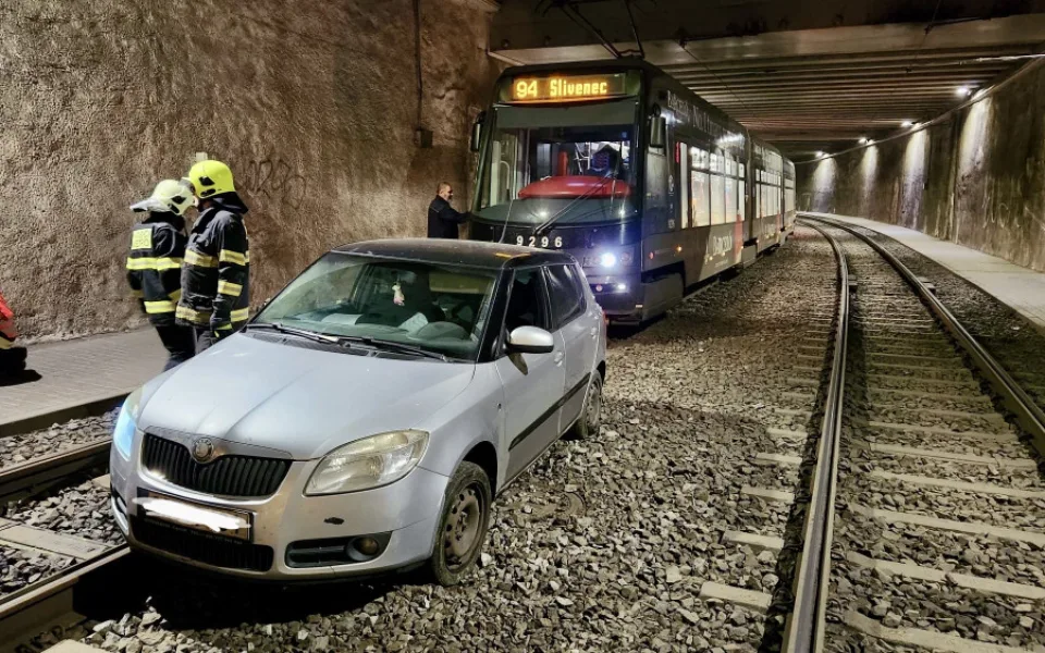 Uvízlé auto museli vyprostit hasiči.