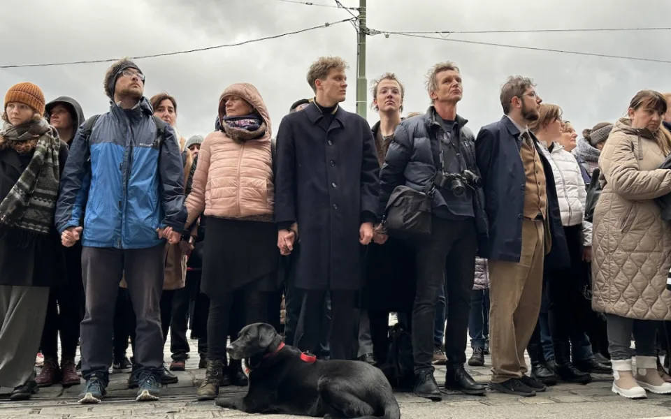 VIDEO: V centru Prahy uctili památku obětí střelby, stovky lidí symbolicky objaly budovu fakulty
