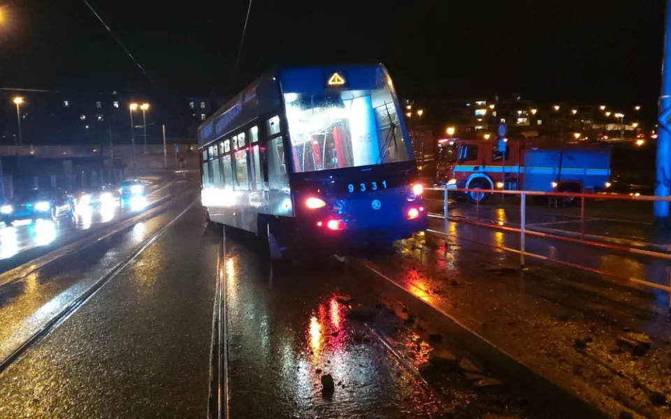 Tramvaj dostane zpět na koleje jeřáb.