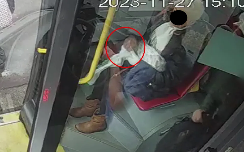 Seniorka našla v buse peněženku, místo vrácení ji sbalila