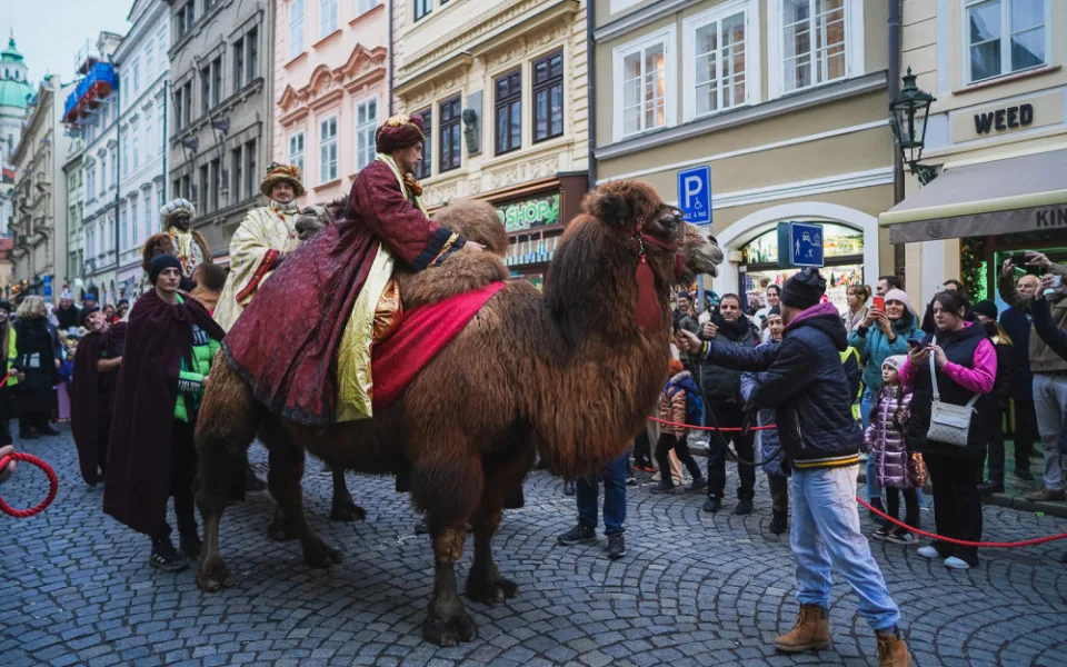 FOTOGALERIE: Prahou prošel tříkrálový průvod, nechyběli velbloudi