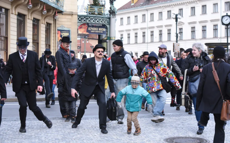 Den švihlé chůze. Tradice inspirovaná Monty Python