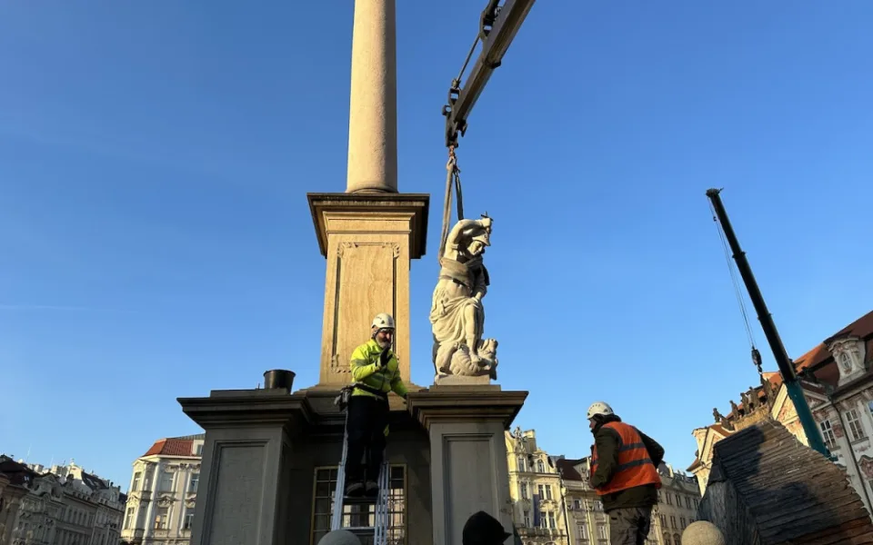 VIDEO: Mariánský sloup na Staroměstském náměstí v Praze má nově tři ze čtyř andělů