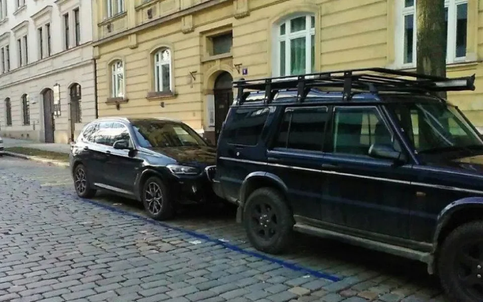 Muž vlastnoručně přemaloval parkovací zónu, nechtěl na ulici cizí řidiče