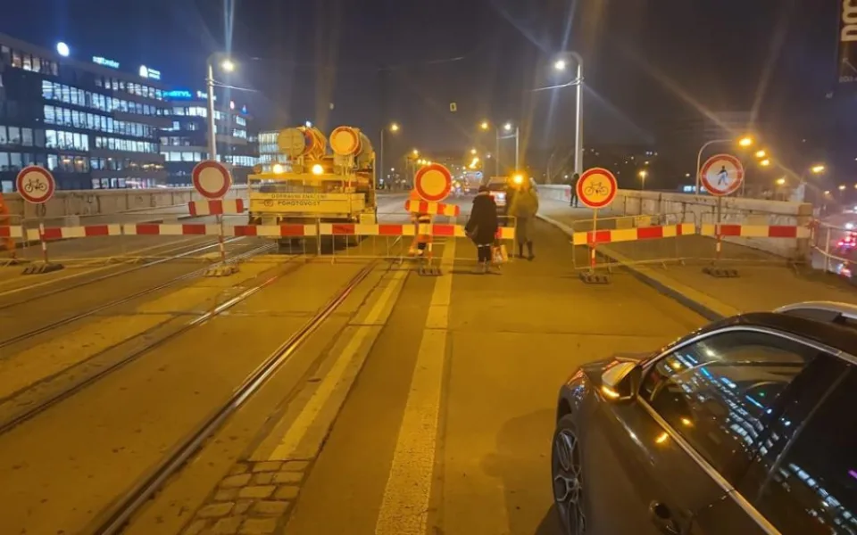 Z havarijních důvodů je uzavřen Libeňský most, tramvaje jezdí odklonem