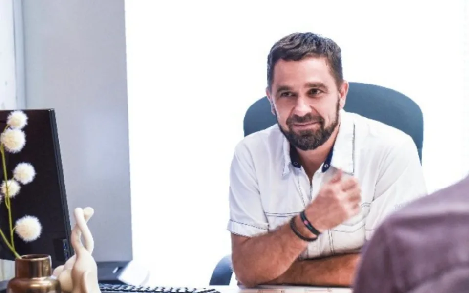 Neplodnost trápí zhruba každý desátý pár. Příčinou bývá věk, říká specialista na umělé oplodnění Štěpán Machač