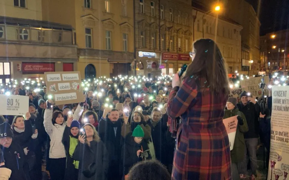 VIDEO: Lidé demonstrují za Aničku, kterou dva roky znásilňoval otec a od soudu odešel s podmínkou