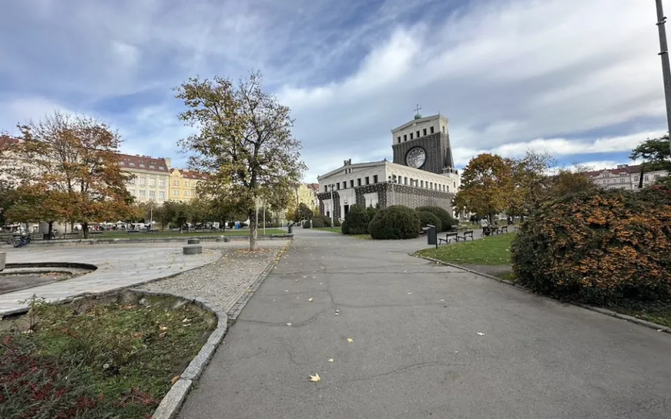 Praha zahájila práce na rekonstrukci náměstí Jiřího z Poděbrad, vykácí padesát stromů